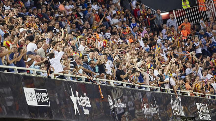 Operación #PAPELITOS en Mestalla ante el Barça