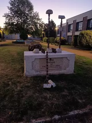 Destrozan la escultura de Paco Lareo en el parque en su honor en Lalín