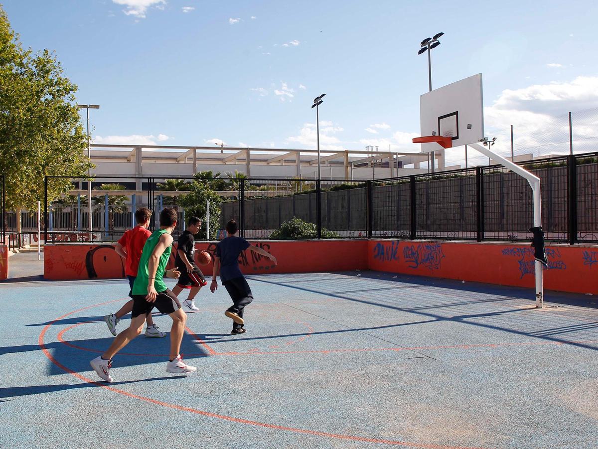 Cancha de baloncesto en el IDES de Camí Reial