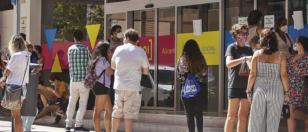 Los que quieren pedir plaza en las propias sedes de idiomas tienen que solicitar cita previa. | MANUEL R. SALA