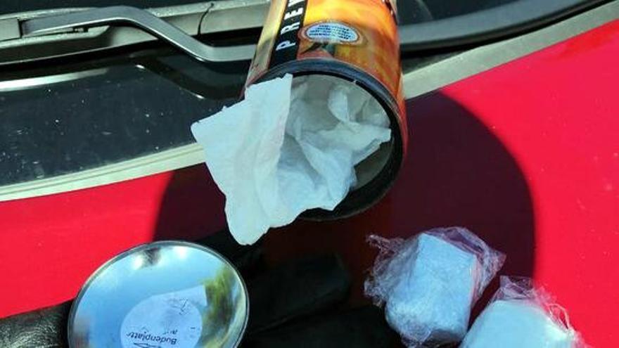 Dos detinguts a la Jonquera per dur droga amagada en envasos falsos de beguda i desodorant