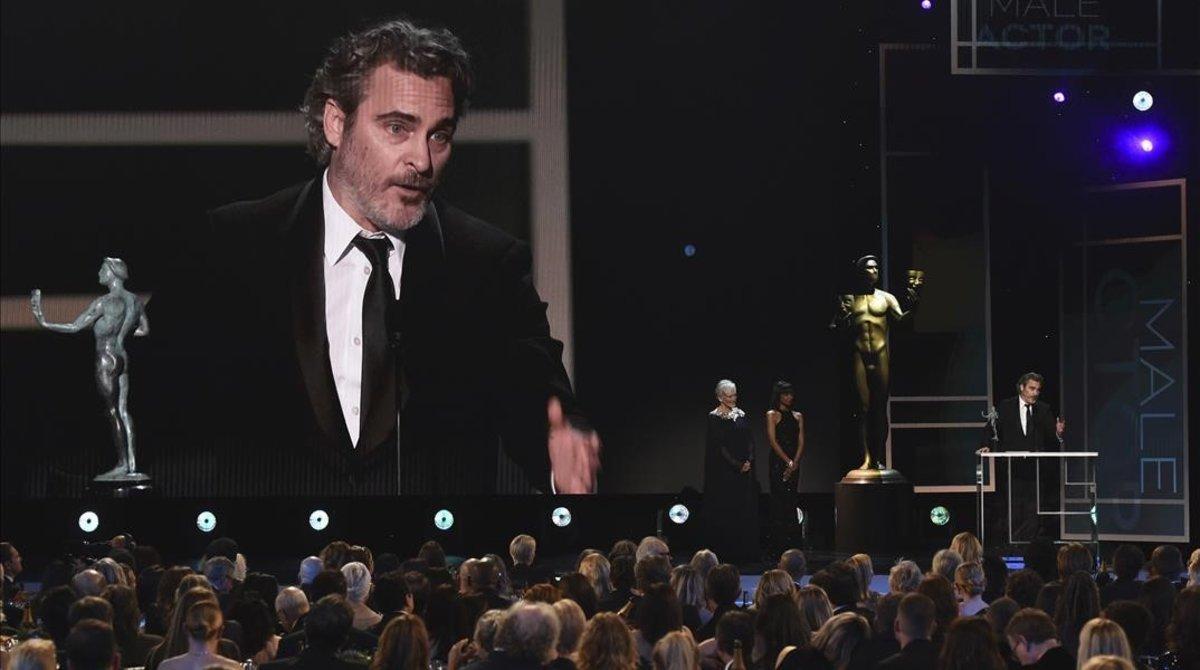 undefined51826496 joaquin phoenix accepts the award for outstanding performanc200120130337