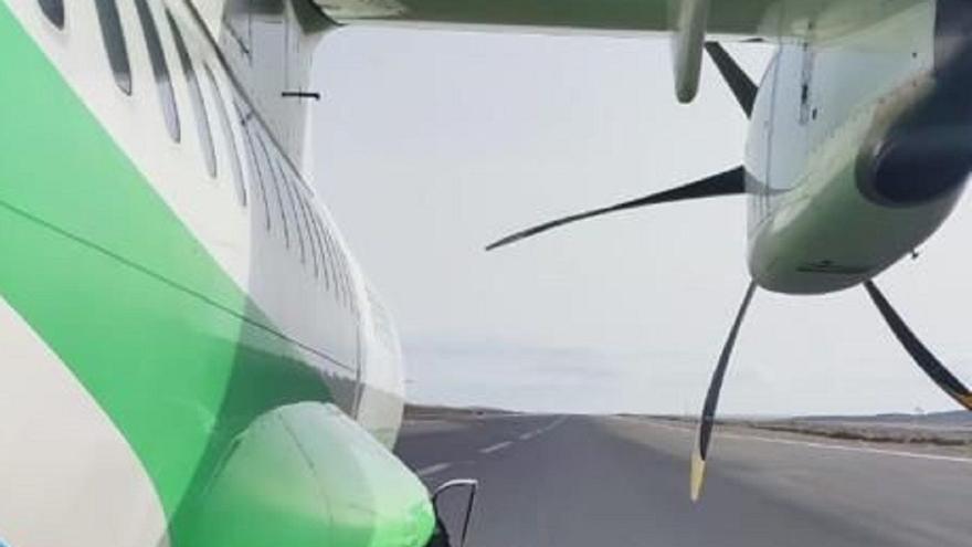 Un avión que volaba de Lanzarote a Gran Canaria revienta varios neumáticos al aterrizar