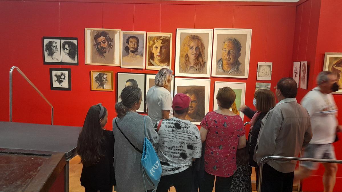 Imagen de la inauguración de la exposición de trabajos de alumnos del centro.