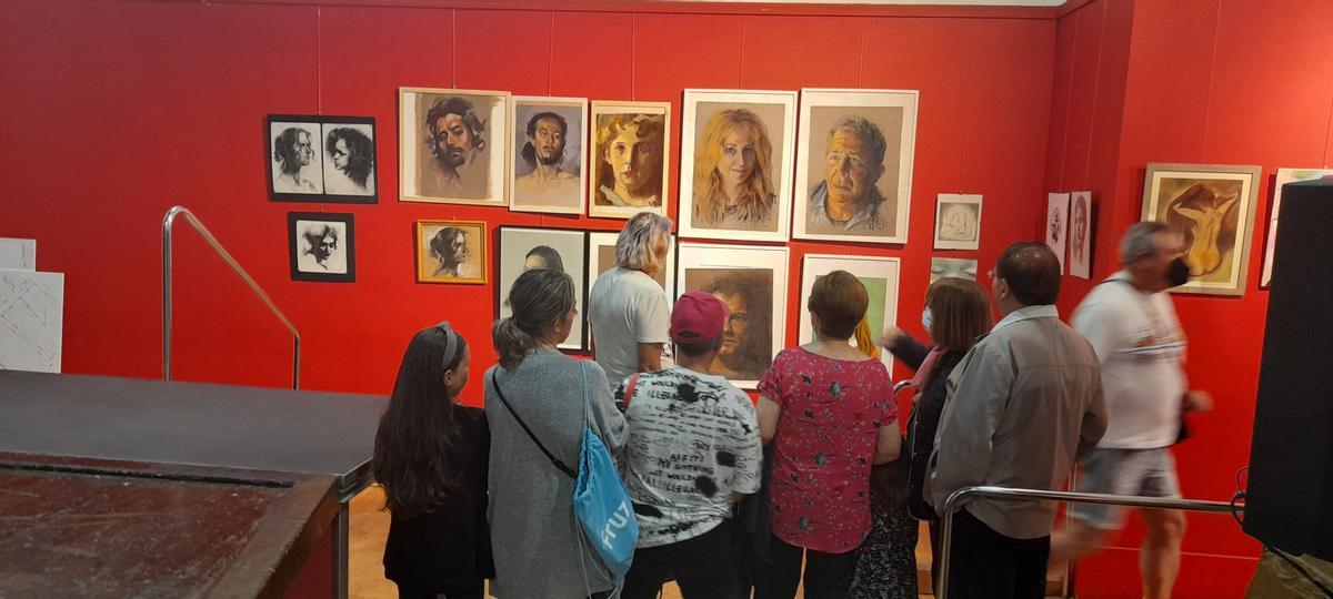 Imagen de la inauguración de la exposición de trabajos de alumnos del centro.