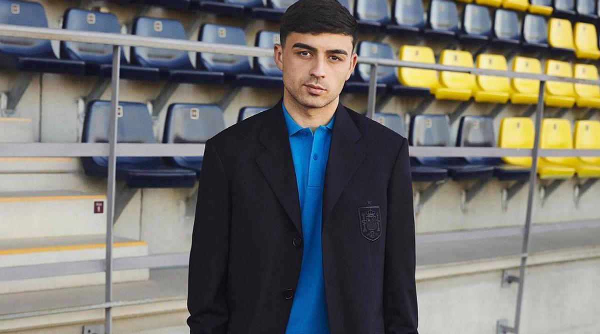 Los jugadores de la selección española vistiendo un traje de la marca Loewe