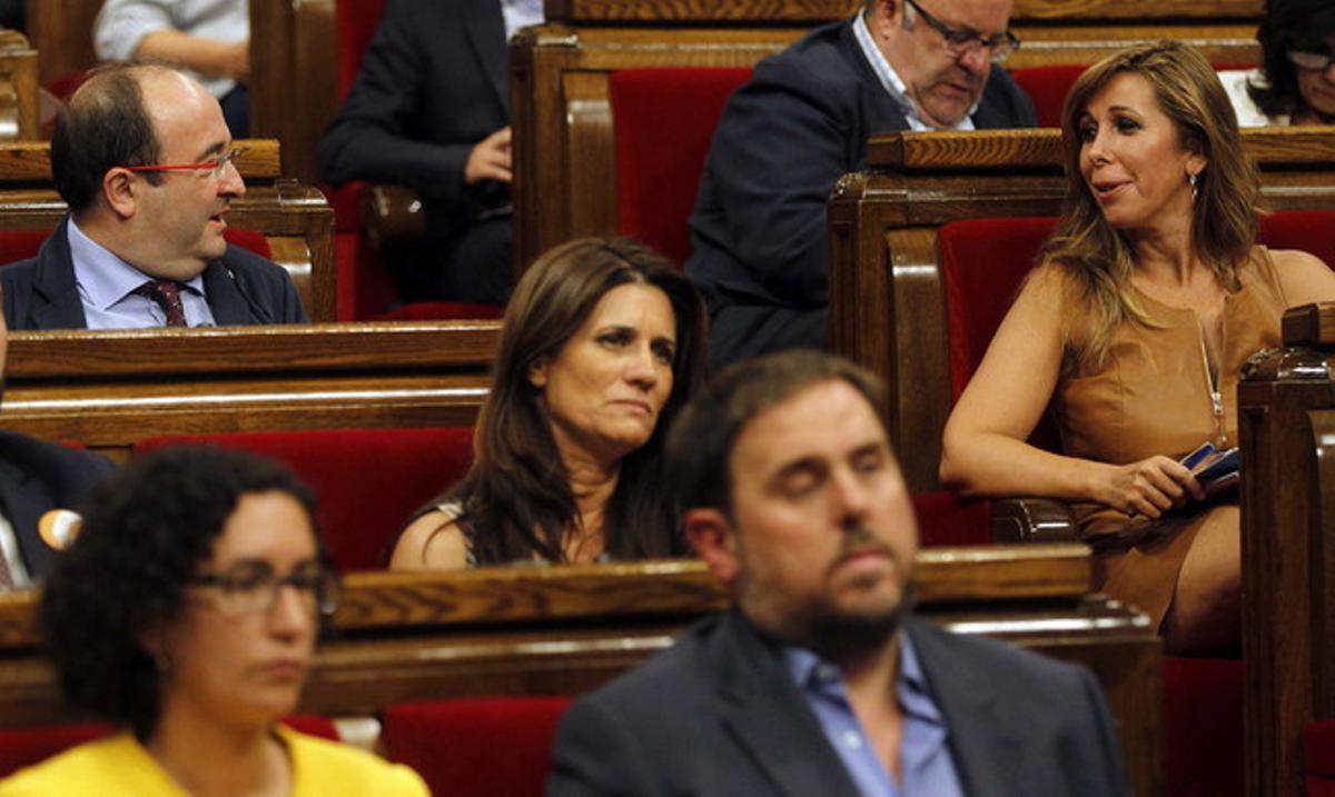 El primer secretarioo del PSC, Miquel Iceta conversa con la presidenta del PPC, Alicia Sánchez Camacho, antes de empezar el pleno extraordinario del Parlament; el líder de ERC, Oriol Junqueras, en primer plano.