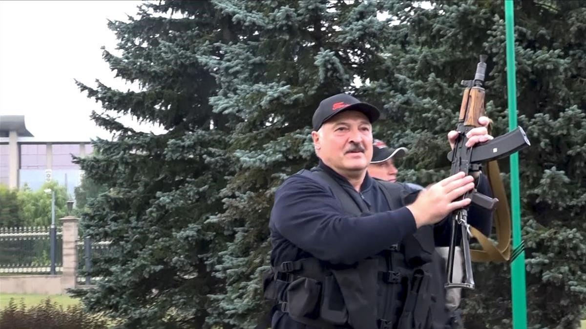 Lukashenko exhibe un rifle de asalto cerca del palacio presidencial.