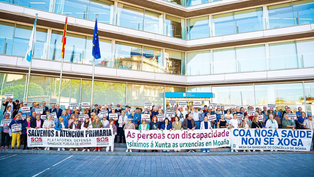 Los concentrados durante la protesta de esta mañana ante la sede de la Xunta. / Pedro Mina