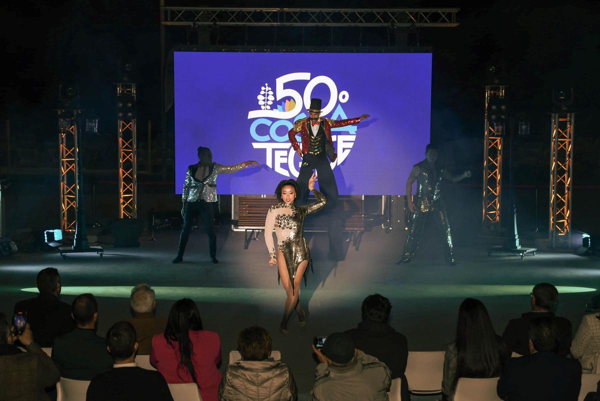 UnA de las actuaciones en el acto de reconocimiento al sector turístico de Costa Teguise en el anfiteatro de la playa de Las Cucharas.