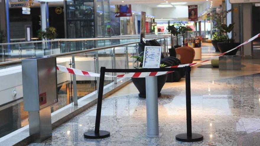 Interior del centro comercial Dolce Vita, con los establecimientos cerrados.