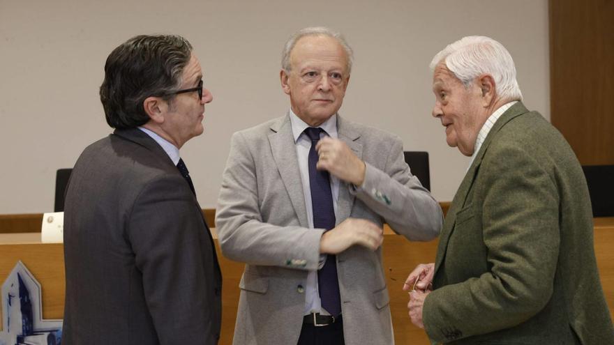 Por la izquierda, Rafael Antuña, Juan Antonio García e Ignacio García-Arango, ayer, en el salón de actos de la casa rectoral de la iglesia de San Pedro. | Marcos León