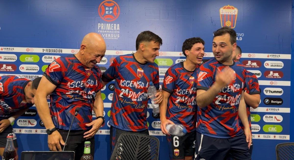 Claudio Barragán, empapado tras la aparición de sus futbolistas en la sala de prensa, tras el ascenso.