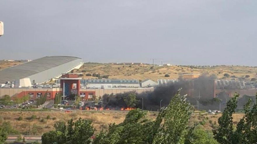 Un incendio en el parking del centro comercial madrileño de Xanadú afecta a diez vehículos sin causar heridos
