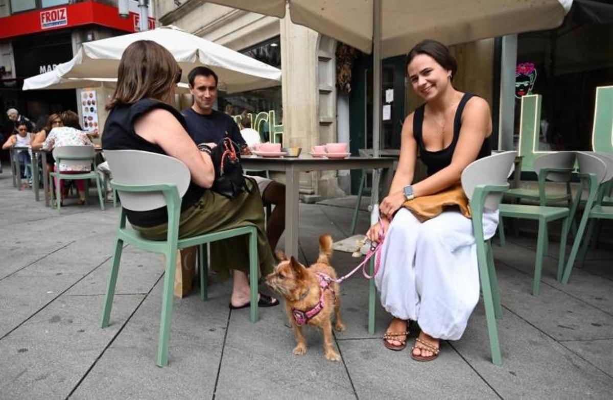 Marta y su familia, con Mika, tomando algo en una terraza.