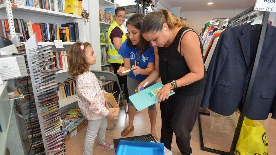 Entrega de material escolar recogido por Boa Vida. // G. Santos