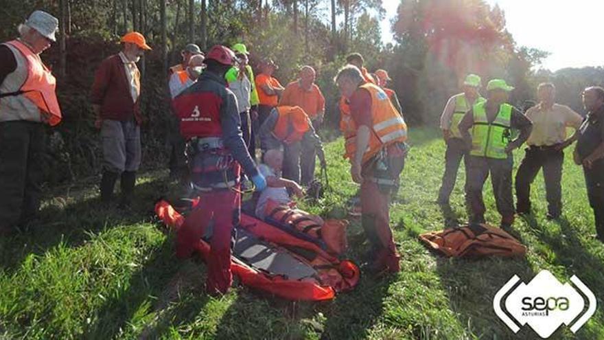 Herido por un disparo en el muslo en una cacería en Navia