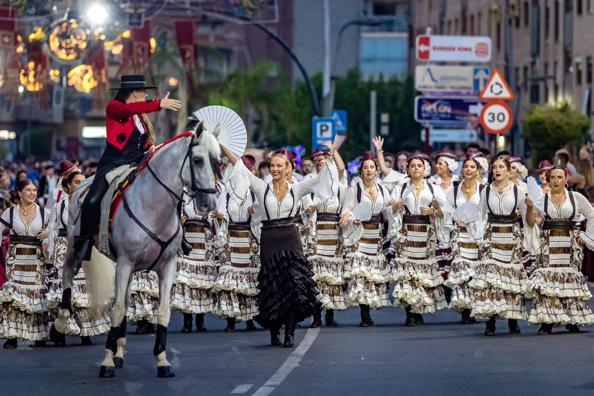 Las once compañías de la cruz recorren las calles ante la atenta mirada del público que volvió a sentir el vibrar de la música | Como en el Desfile moro, el boato lo formaron Reyes que ostentaron el cargo en años anteriore