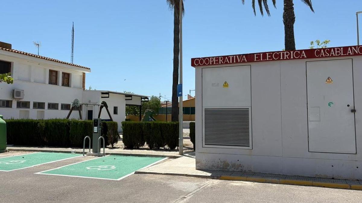 Los puntos de recarga se encuentran emplazados junto al parque municipal.