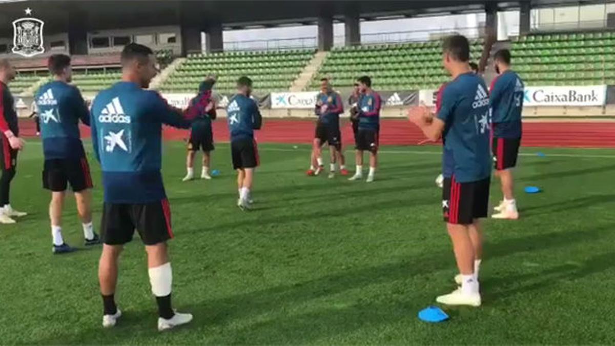 A Alcácer le sale todo: ojo al caño que se lleva Iago Aspas en el rondo