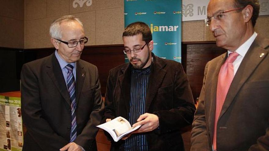 En el centro de la imagen el autor de la guía, el historiador Rubén Fernández.