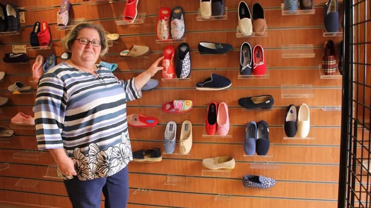 Conchi Moro, en una imagen de archivo en su zapatillería de Grado,