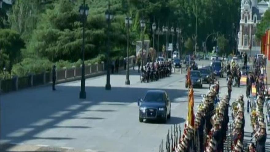 El Rey llega al Palacio Real para asistir a la ceremonia de abdicación