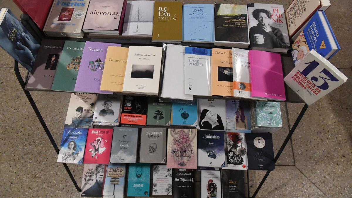 Libros en la estantería de una librería de A Coruña.