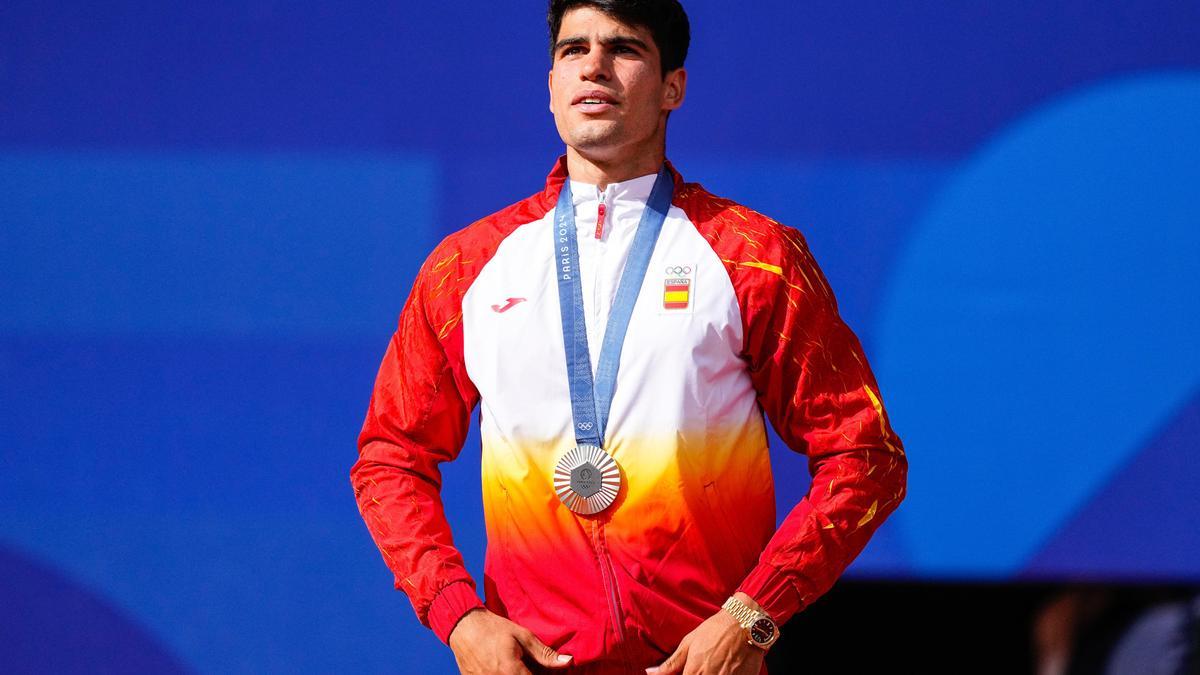Carlos Alcaraz con la medalla de plata en Paris 2024