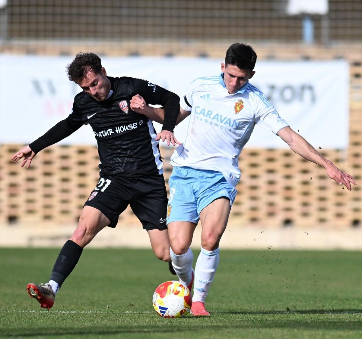 Lucas Terrer disputa un balón con un jugador de la UD Logroñés.