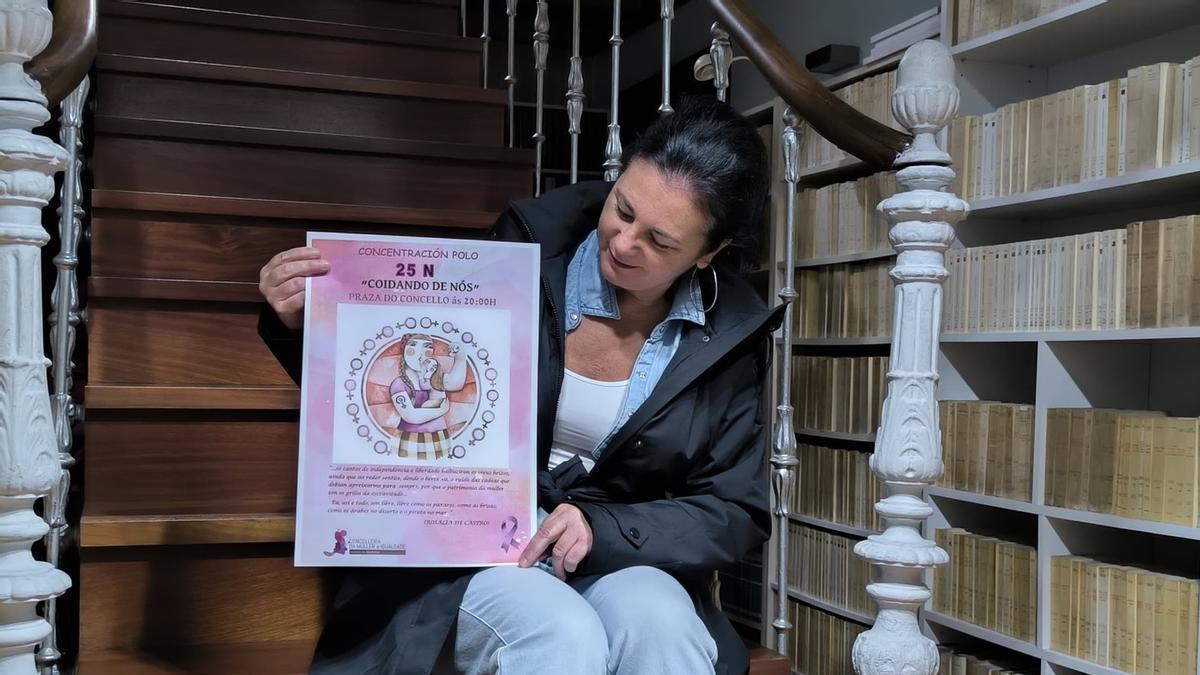 La concejala con la cartelería de este año, obra también de Lamas.