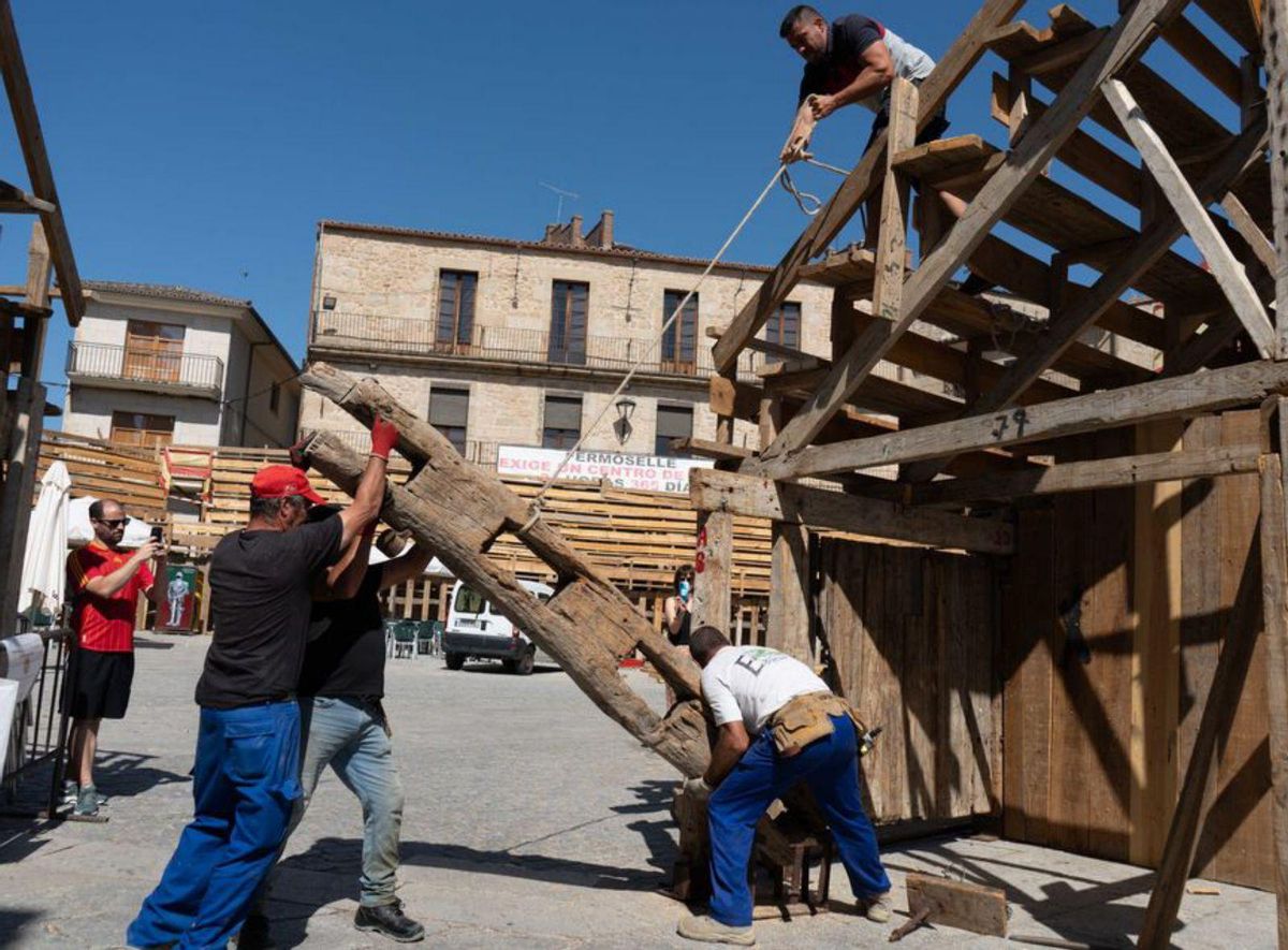 &quot;El Abuelo&quot; corona el montaje del coso de Fermoselle