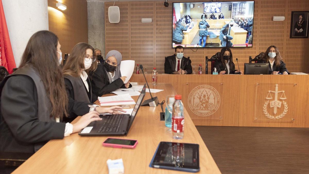 Estudiantes de Derecho realizan las primeras simulaciones de juicios en el aula judicial de la UMU