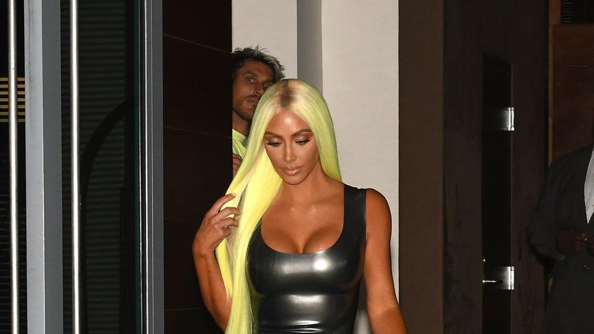 Kim Kardashian, de fiesta y con nuevo color de pelo