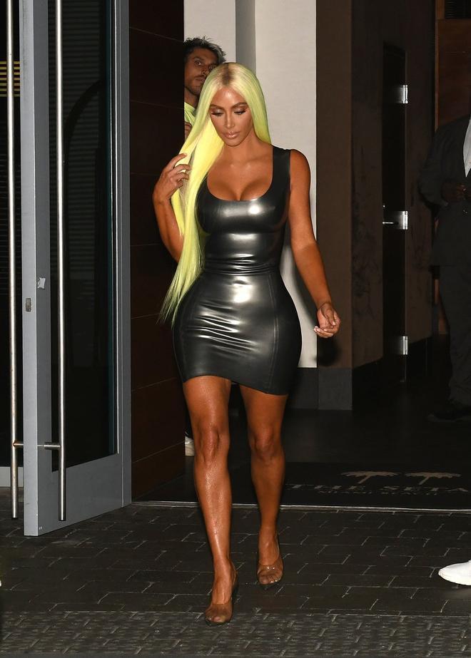 Kim Kardashian con pelazo amarillo