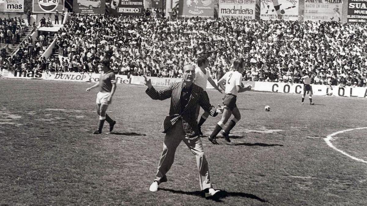 Paco Zuppo, animando a la afición desde el césped del Heliodoro