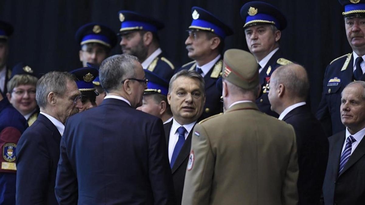 El primer ministro húngaro, Viktor Orbán (centro) atiende una ceremonia de presentación de los nuevos guardias fronterizos, en Budapest, el 7 de marzo.