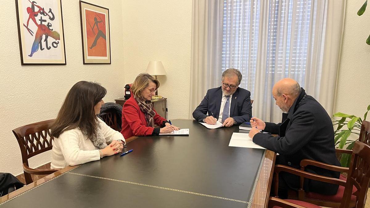 La rectora de l’UJI, Eva Alcón, en la firma de l’acord amb el president, José Martí.