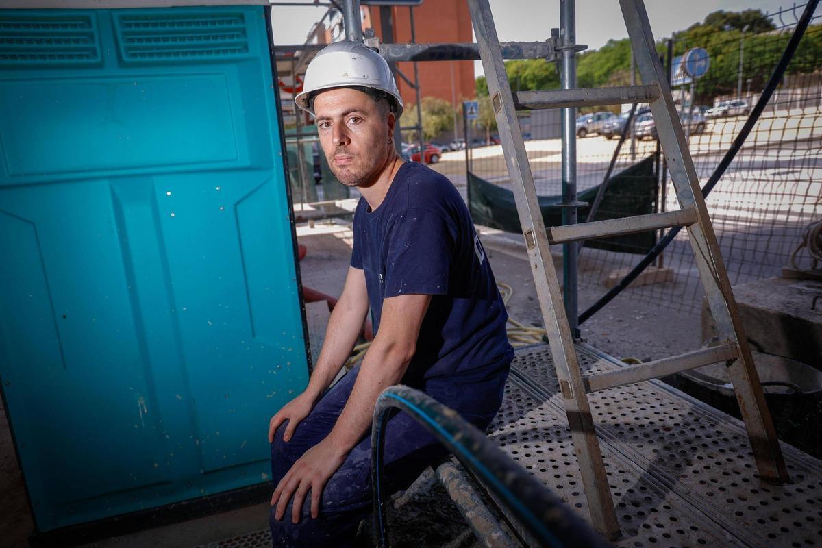 Abraham Piñero, trabajador que ha vuelto a la construcción hace dos años tras salir del sector tras el pinchazo de la burbuja.