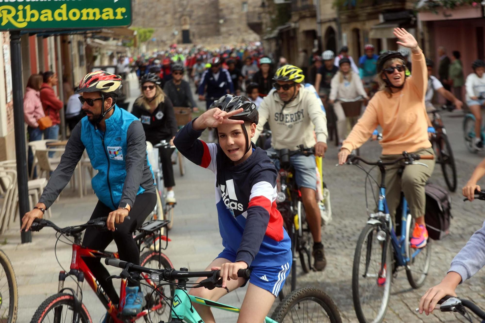 Participantes en la fiesta de la bicicleta de Cambados.