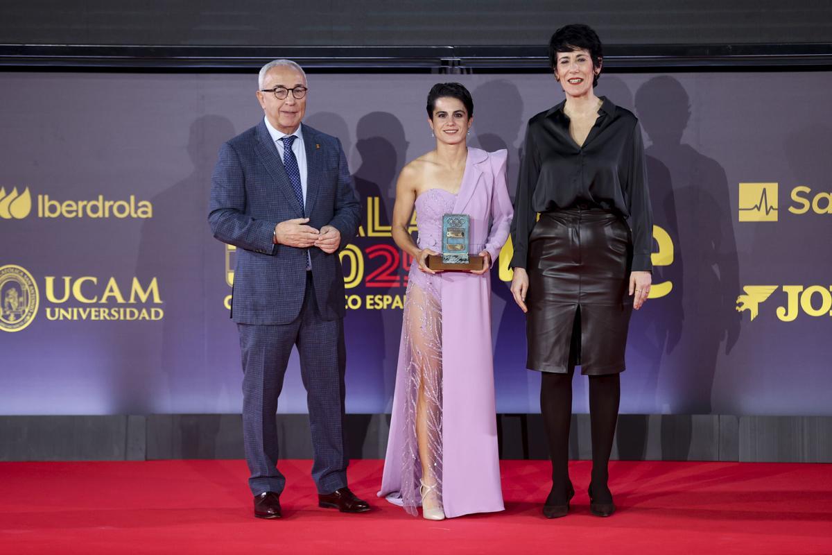 La atleta María Pérez (c) recibe el "Premio mejor deportista del año" junto al presidente del COE, Alejandro Blanco (i), y a la ministra de Inclusión, Elma Saiz, durante la Gala del Comité Olímpico Español, este miércoles en Madrid.