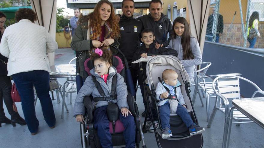 La pequeña Manuela, con Vitolo y sus padres antes del partido.