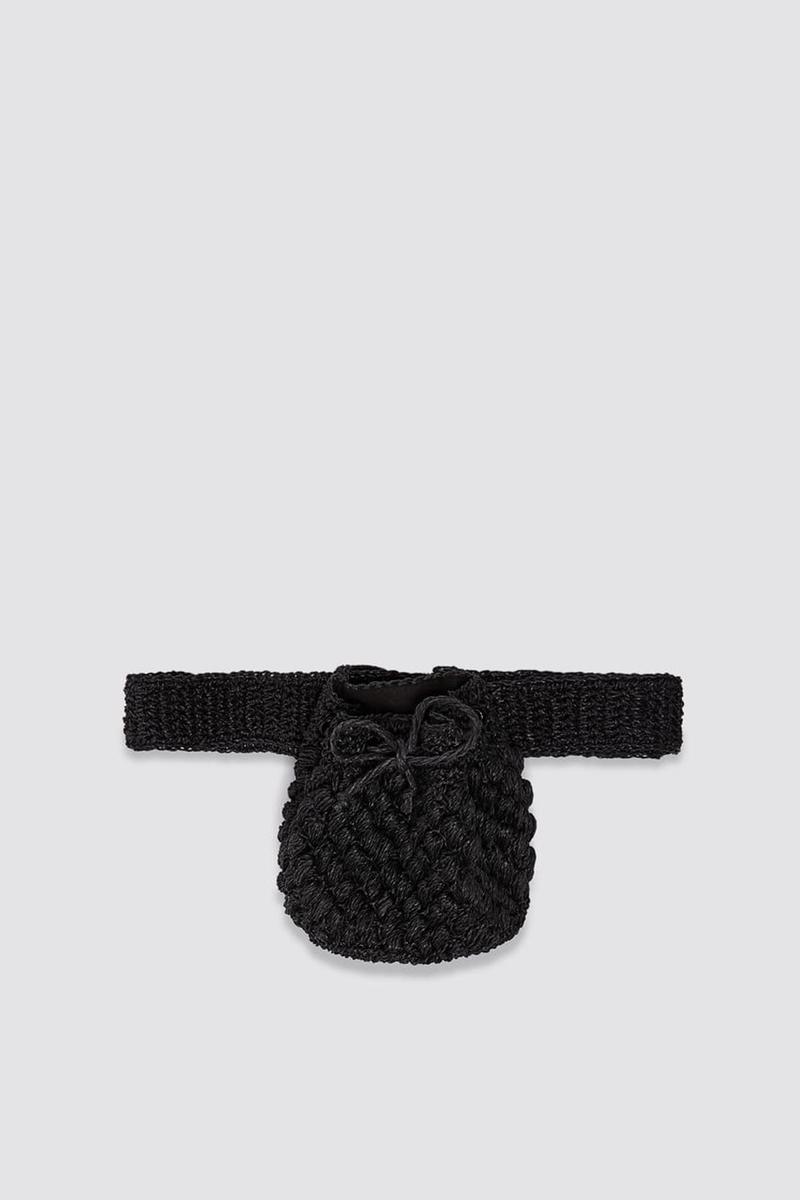 Bolso riñonera de crochet de Zara. (Precio: 22,95 euros)