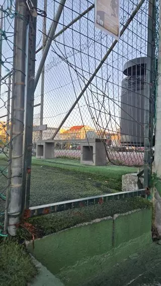 Nuevo acto de vandalismo en los campos del Kenyata de Cangas: destrozan la puerta de acceso a uno de ellos