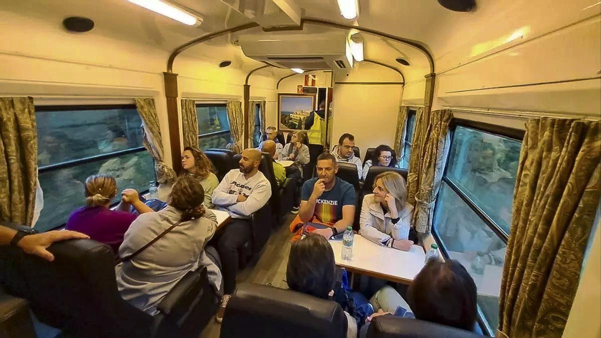 Pasajeros en el primer viaje del tren histórico del Caudal, que se celebró en septiembre de 2024.