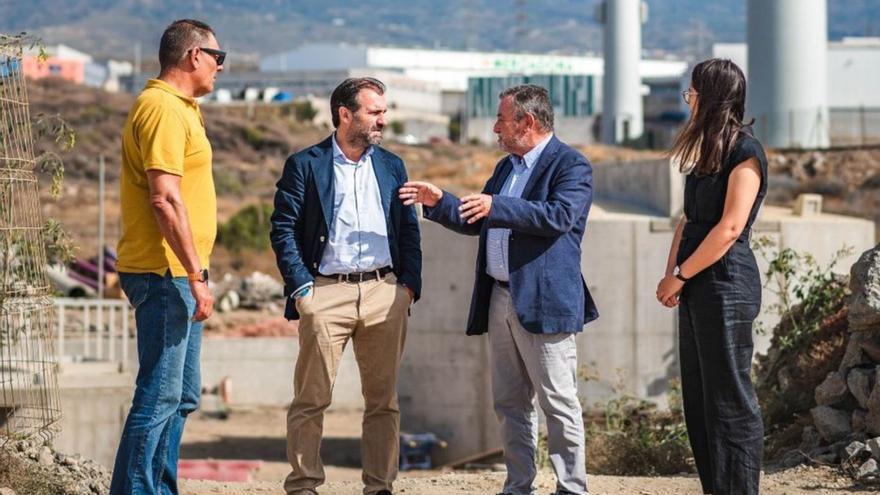 Manuel Fernández (segundo por la izquierda) visita un polígono.
