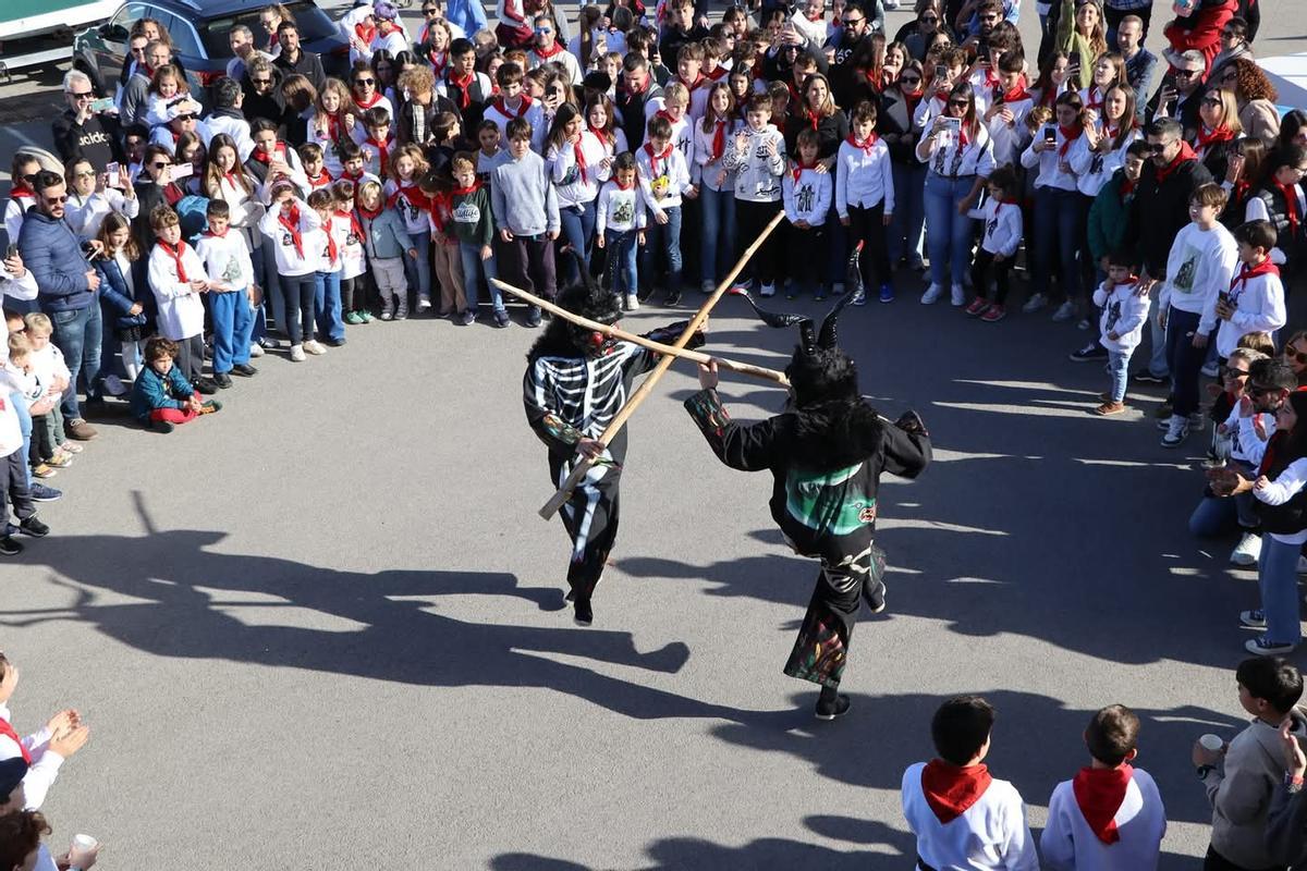 Los 'dimonis' durante uno de sus bailes en la Colònia de Sant Pere.