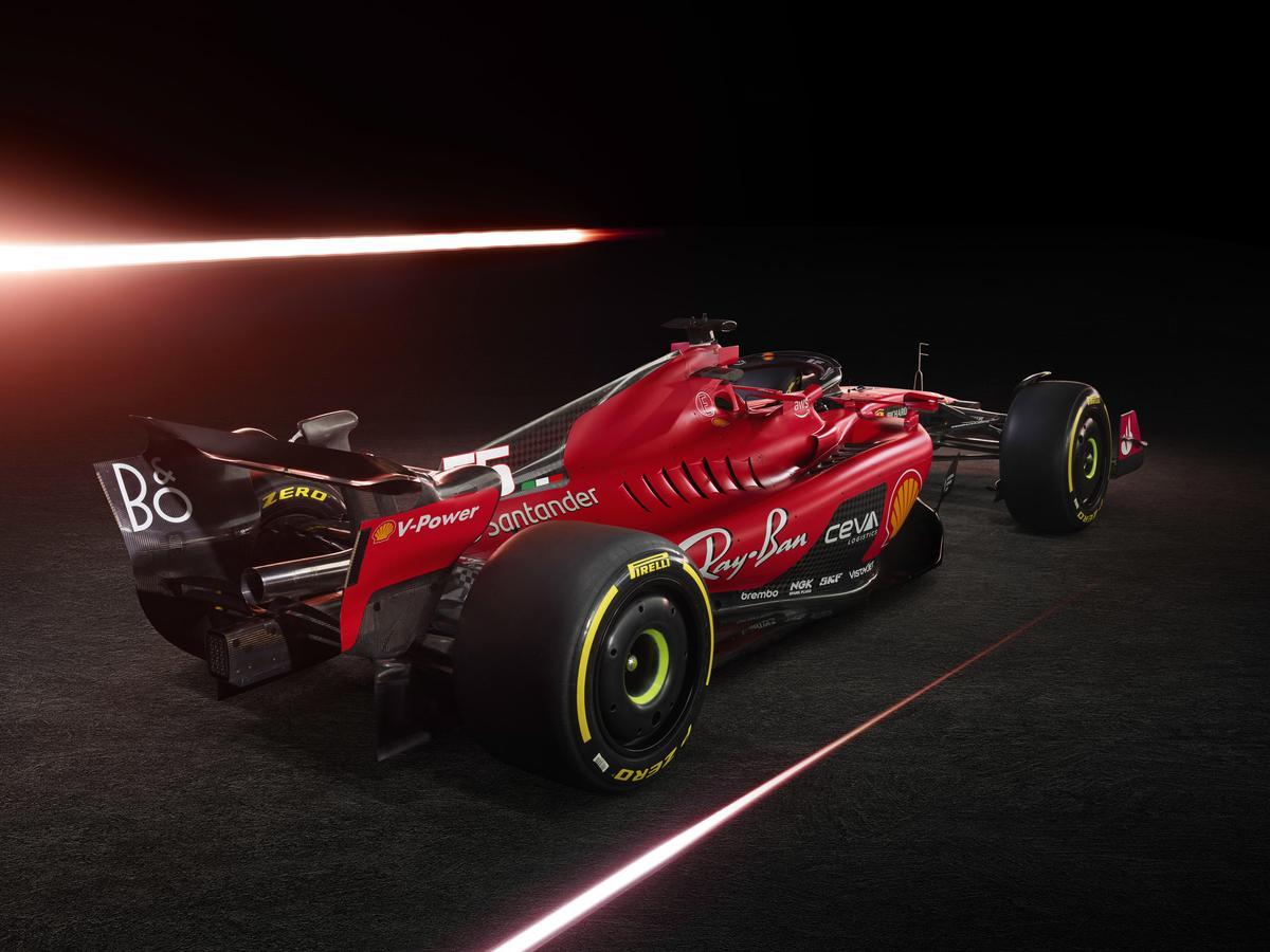 Ferrari muestra al nuevo director del equipo Frederic Vasseur y a los pilotos Carlos Sainz Jr. y Charles Leclerq posando con el nuevo Ferrari SF-23 en la presentación en Maranello, Italia