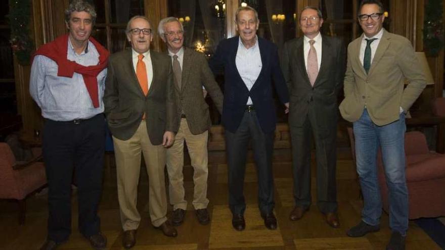 Suárez-Pumariega (cuarto por la izquierda), con otros miembros de su candidatura, ayer.