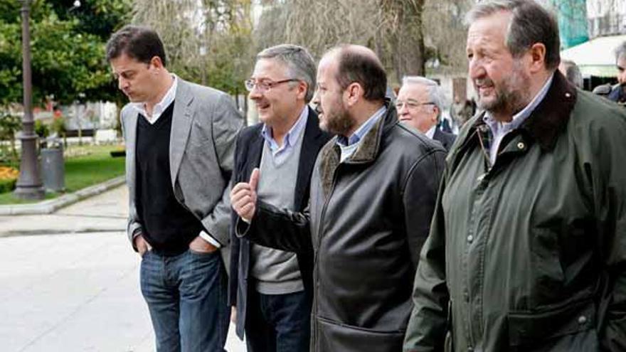 Xosé Ramón Besteiro, José Blanco, Ricardo Varela y Xosé López Orozco pasearon ayer por el centro de Lugo.